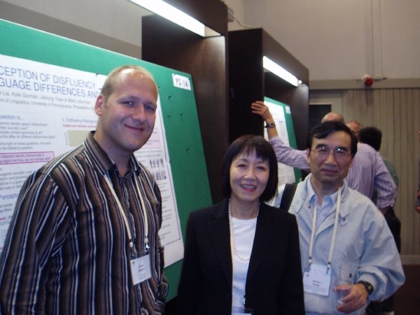 鄭秋豫（中）是享譽國際的語言學學者，曾任中研院語言所所長。原本在學術生涯擁有一片天的她，因為照顧先生而提早退休。