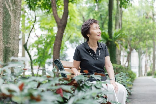 先生還在家時，鄭秋豫常和他外出散步，一起坐在公園長椅上。