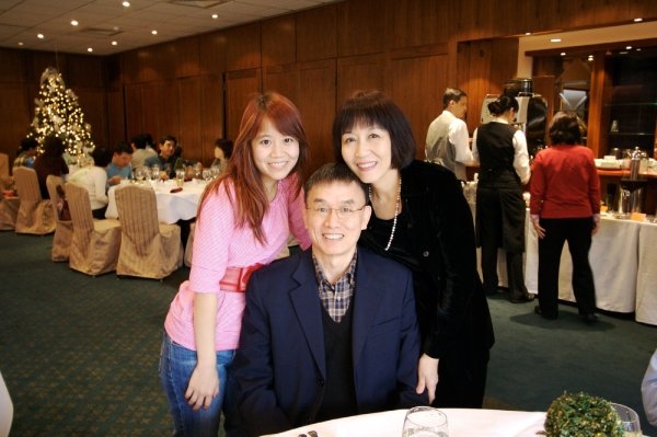 鄭秋豫一家在先生生病前的合照。女兒（左）如今常教她如何一個人好好生活。