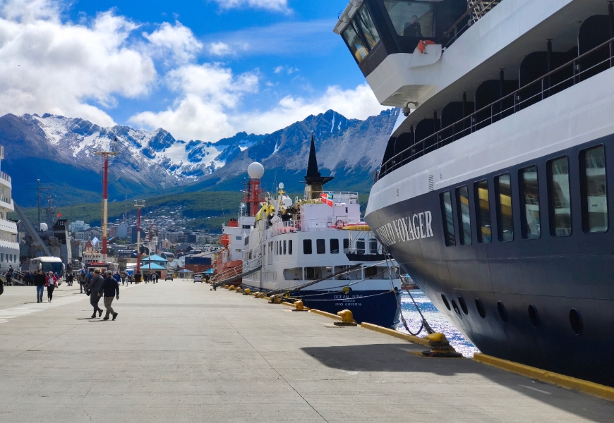 停靠在烏蘇懷亞港口，準備出發的南極遊輪探險船。