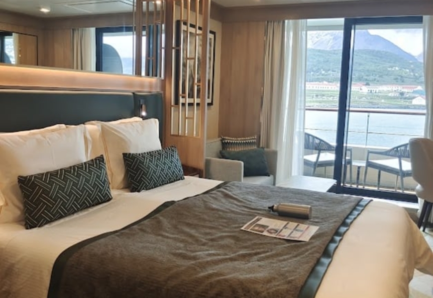 一人成行的陳叡智獨自住宿雙人房，雖然提高了一些預算，但環境更舒適。如果不介意和陌生人一起住，也有3或4人房的選擇。