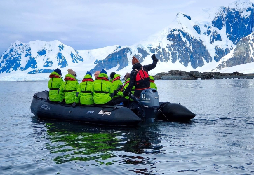 在遊輪行程中，旅客會分別搭乘小型橡皮艇登陸，並且由探險隊員陪伴。