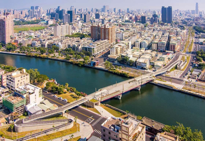 愛河景觀橋可供行人和自行車通行。（出自高雄旅遊網站）