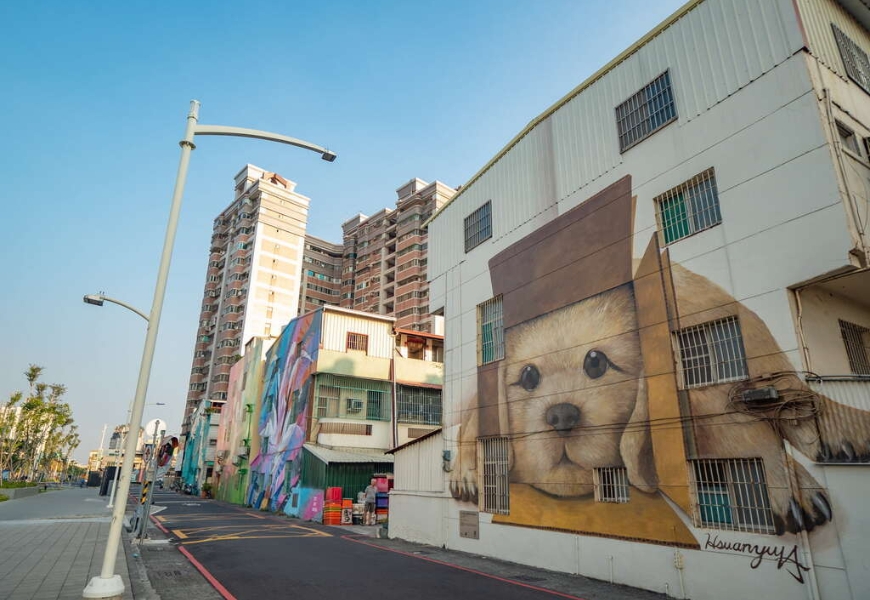 高雄鐵路綠園道沿線，可欣賞藝術家的彩繪壁畫。（出自高雄旅遊網）