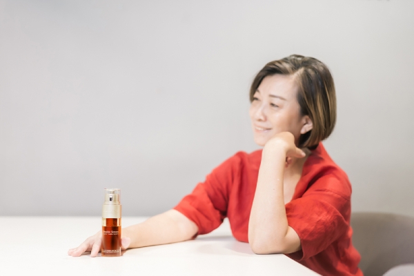 惠茹使用克蘭詩黃金雙激萃經典版後，針對熟齡肌的問題一一擊破自己的困擾。