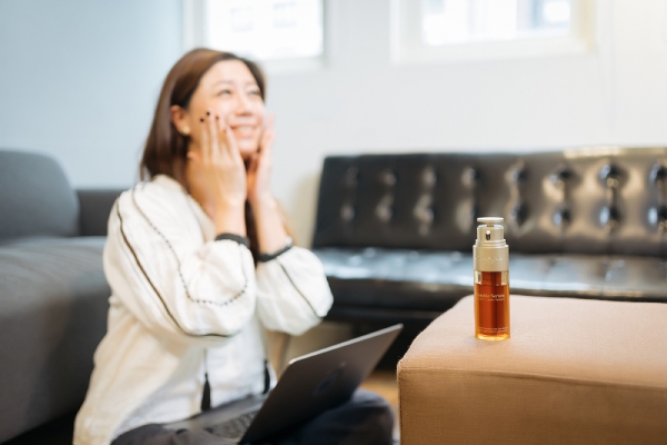親自試用產品的宜恩，即便忙碌生活中，還能找到最適合自己的保養產品克蘭詩黃金雙激萃經典版。