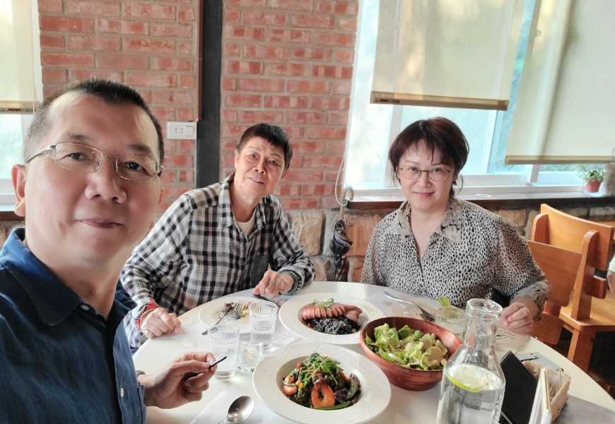 搬到岳母（中）家隔壁巷子，讓林博文夫婦得以就近陪伴媽媽。