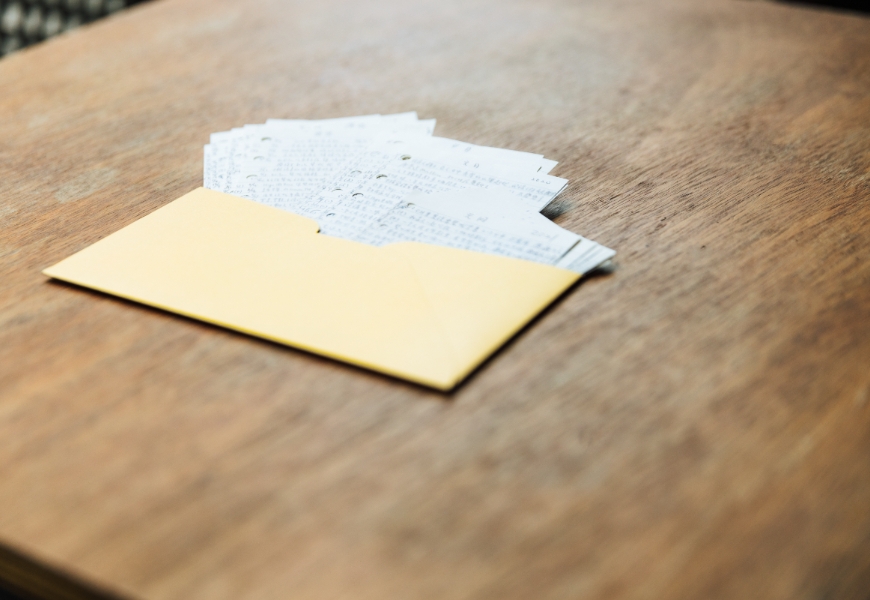 黃麗燕在紙張上書寫感恩日記，密密麻麻的字裡，全是對生命的感激。（圖片來源：日常散步．李盈靜攝）