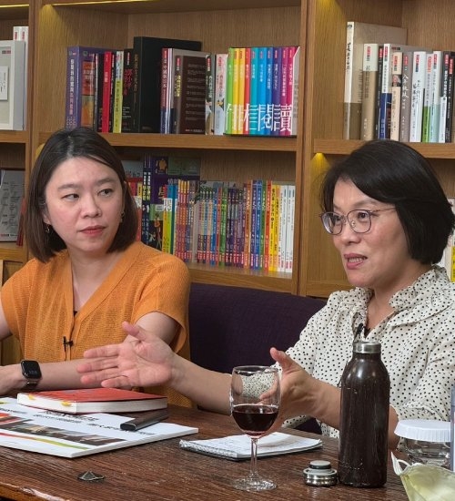 彭菊仙侃侃而談對於「變老」的看法：我們都會變老，但要記得不要變無聊。左為活動主持人《50+》總編輯兼副執行長王美珍。