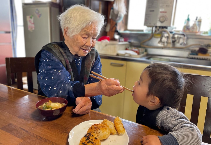千代奶奶和玄孫的可愛互動，讓許多網友感到十分溫馨。