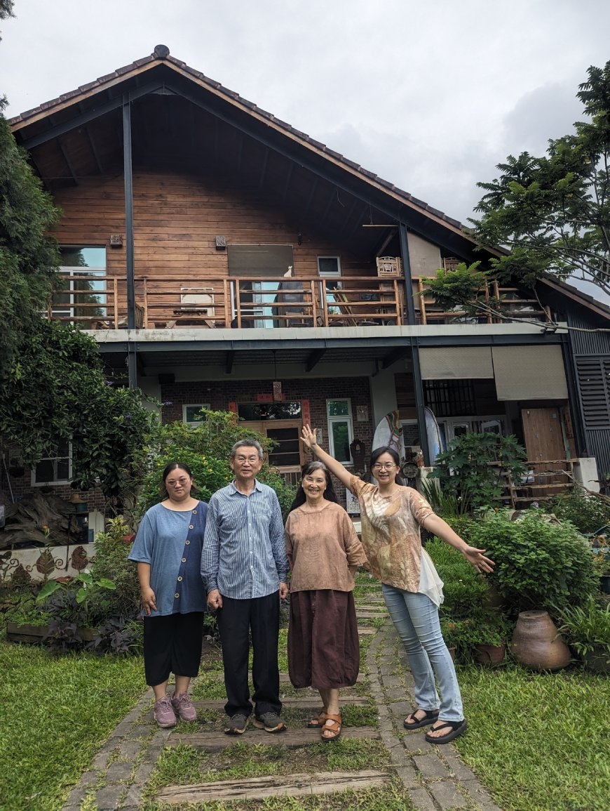 林書筠（右二）在退休後選擇到中埔落腳，如今則和先生、女兒一起經營紅瓦貓工作室。
