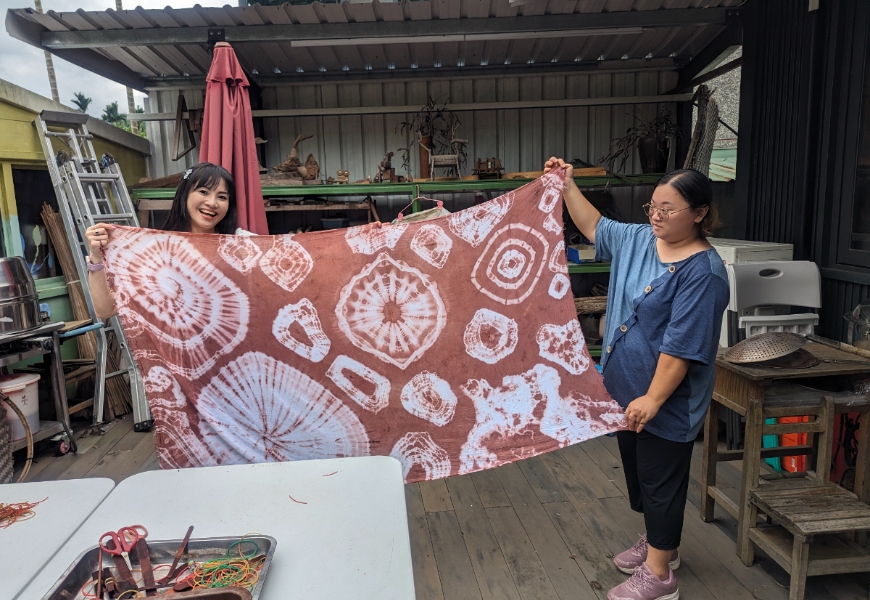 透過綁紮布料後染色留下各種不同的圖樣，自己動手做更有成就感。