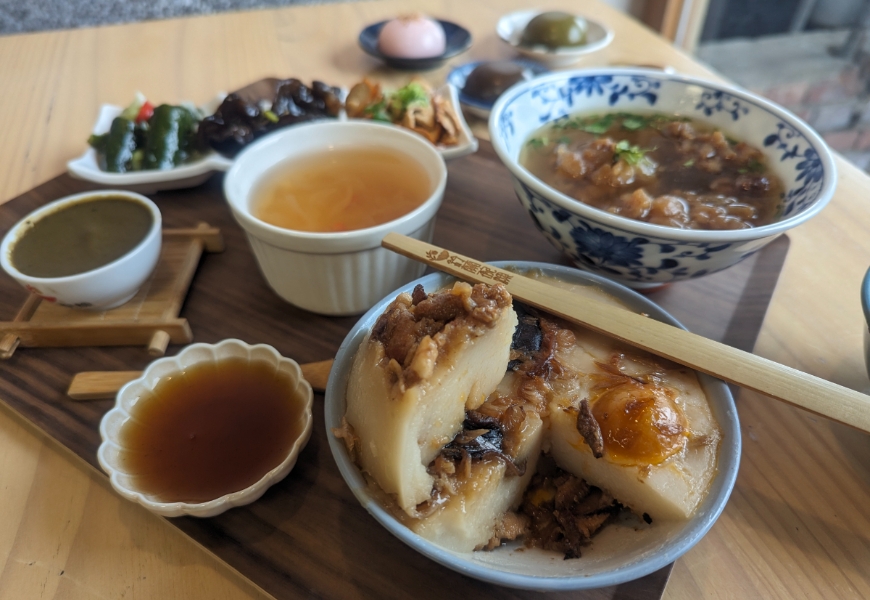 在地碗粿老店由年輕一代接手經營，在呈現上也更精緻有質感。