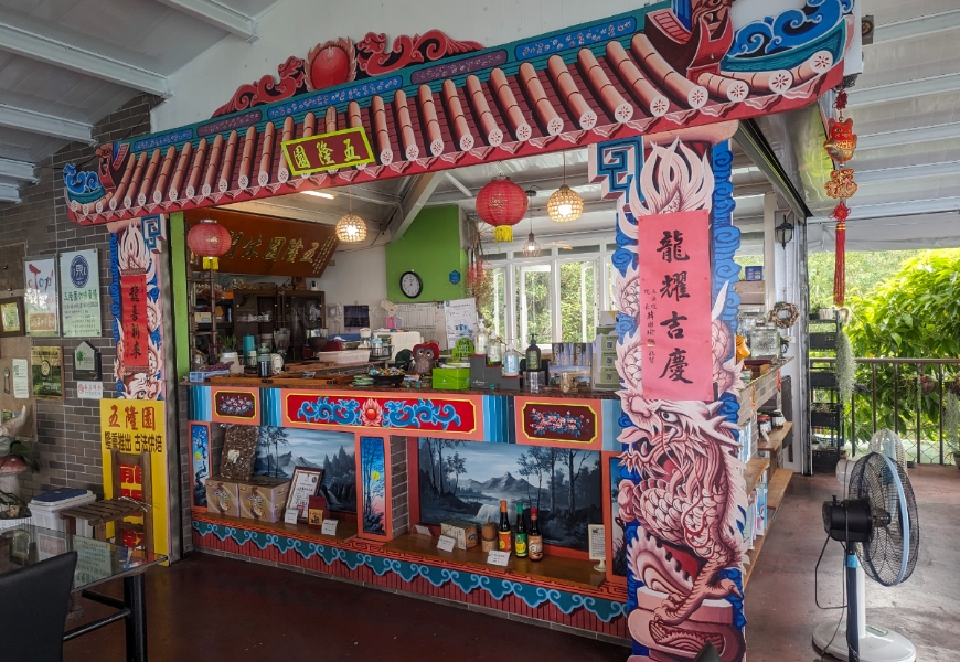 老闆特地把吧檯設計成布袋戲臺造型，若是有空時，也會隨性為客人介紹布袋戲傳統文化，來一段簡單的演出。