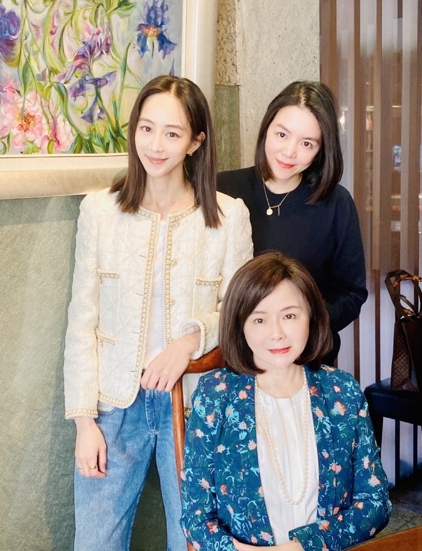 鄭如晴開放與尊重的教養觀念，讓興趣與志向截然不同的兩個女兒，各自發展出獨特的人格特質。後排左為女星張鈞甯。（圖片來源：鄭如晴）