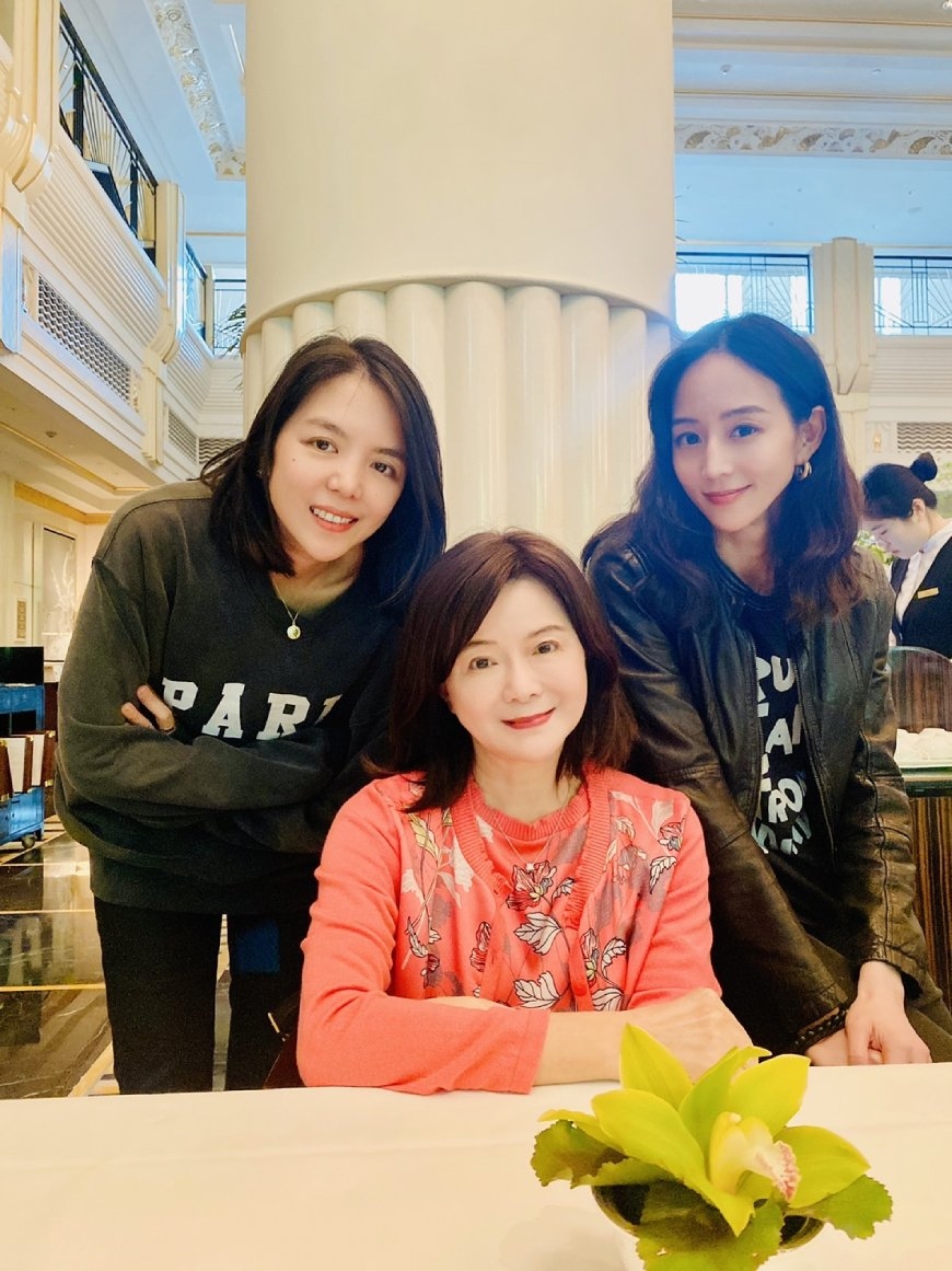 今年母親節，因為兩個女兒太忙，鄭如晴特別飛到上海「孝親」度過節日。她說，孩子教養期過了，要開始進入休養期，學習當個「懂事」的母親。（圖片來源：鄭如晴）