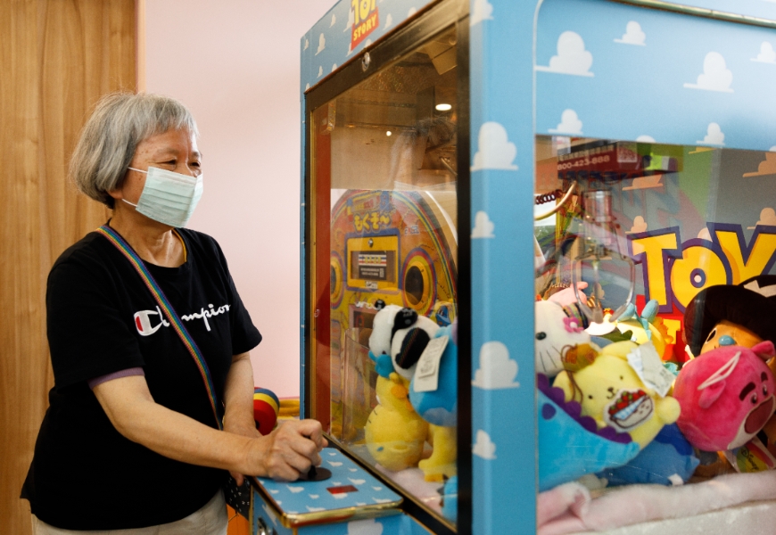 在玩學樂園裡有許多獨具創意的設施，讓長輩們可以在遊戲中訓練反應、肌力，間接達到復能效果。