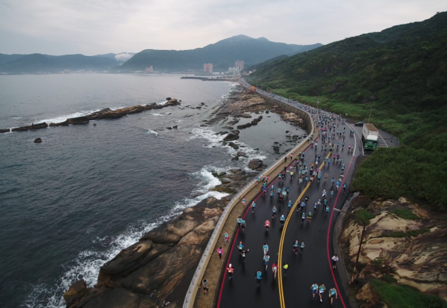 沿著海岸而跑的萬金石馬拉松，沿途有豐富的山海景色。（出自新北市政府體育局）