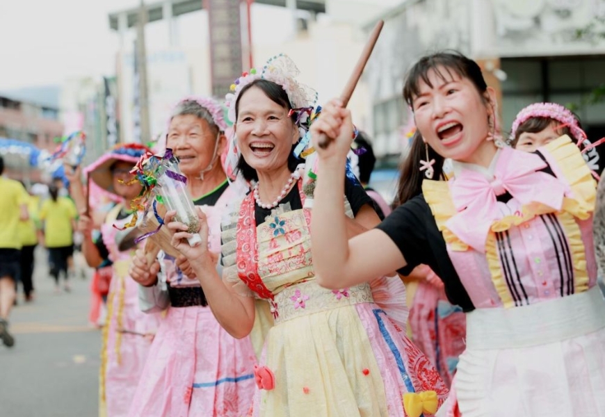 沿途的豐富美食補給和鄉親們的熱情應援，是田中馬拉松的一大特色。（出自交通部觀光署）
