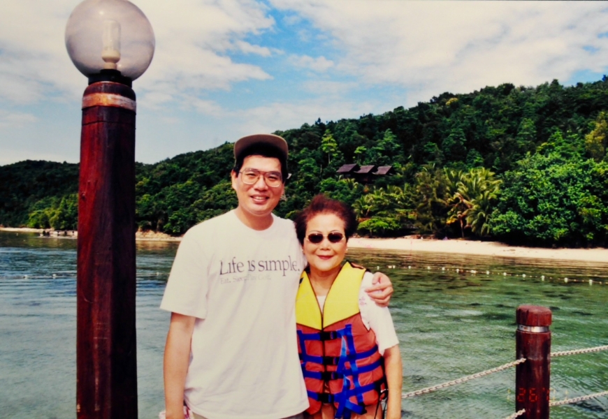 陳威明擔任骨科主治醫師時，最後一次陪母親出國。當時的他其實已白髮，為了不讓母親擔心，刻意染上黑色。 