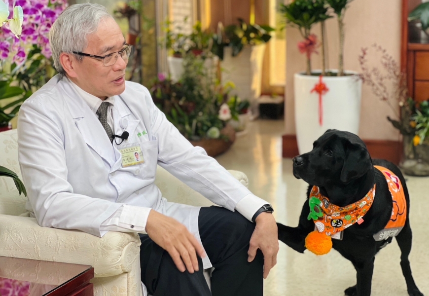 具有正式員工證的輔助治療犬Oba，最喜歡黏在陳威明身邊，還會用手叫他。