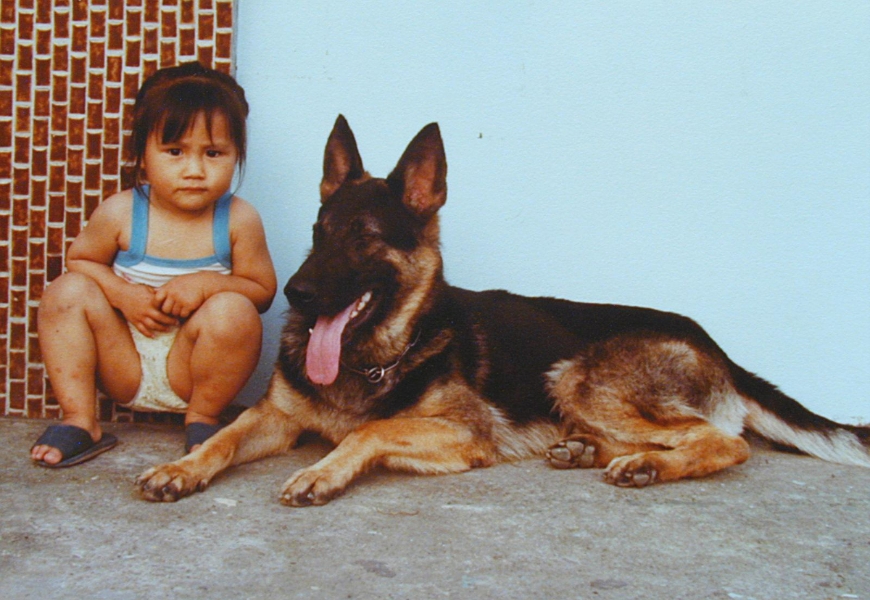 楊松齡回憶，女兒從小就和動物有緣，跟大狼犬「super」感情很好。（圖片來源：楊松齡）