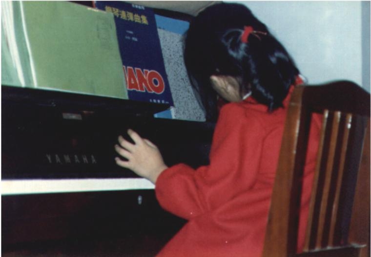 楊松齡曾買一台電子鋼琴給女兒，女兒曾說，自己錄了一首歌要送他當生日禮物。但後來，他怎麼也找不到檔案，於是這台鋼琴在家裡擺了30年還捨不得丟。（圖片來源：楊松齡）