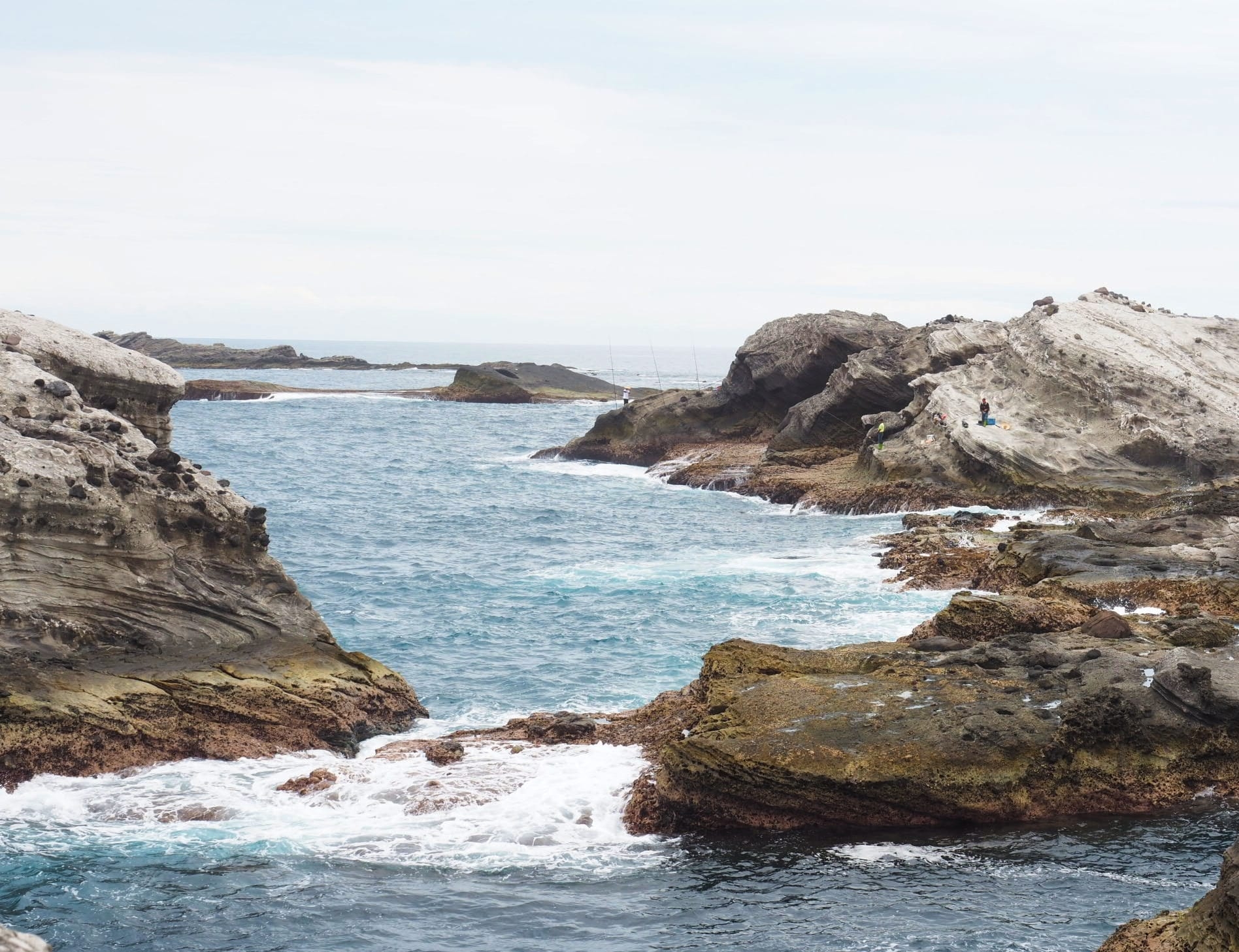 海浪一波波拍打著石梯坪海岸的海蝕平台，也沖淡了哀傷。（圖片來源：Cc Huang）