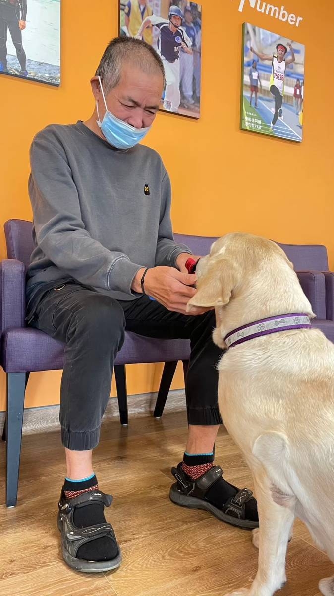 退役搜救犬「鐵雄」深受長輩喜愛。