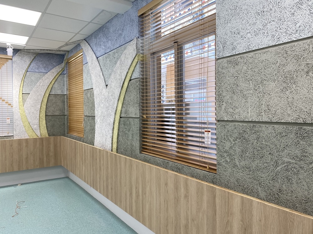 建築師林嘉慧以木作取代常見的扶手，使空間保有溫馨感。（林嘉慧建築師事務所提供）