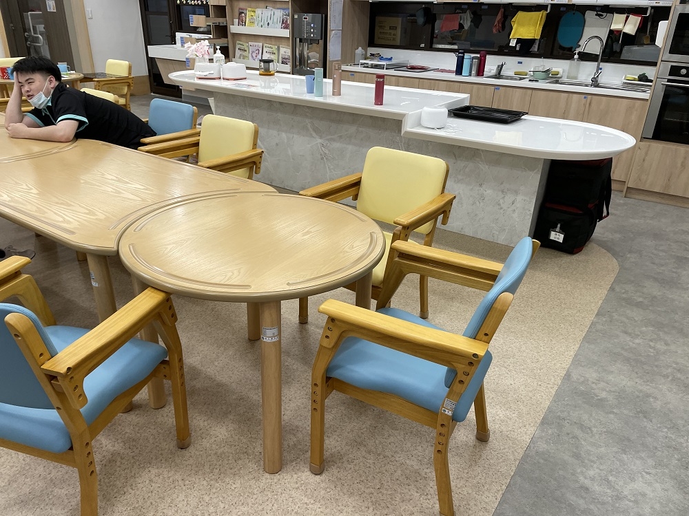 椅背和桌子的凹槽，也能提供扶持功能。 （林嘉慧建築師事務所提供）