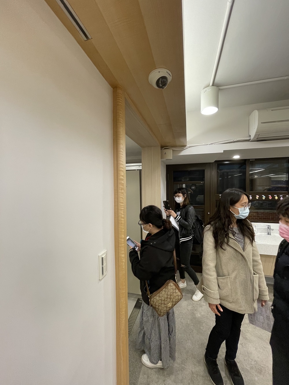 門框外緣刻意向外凸出，站立或等候時，可提供長者扶持。 （林嘉慧建築師事務所提供）