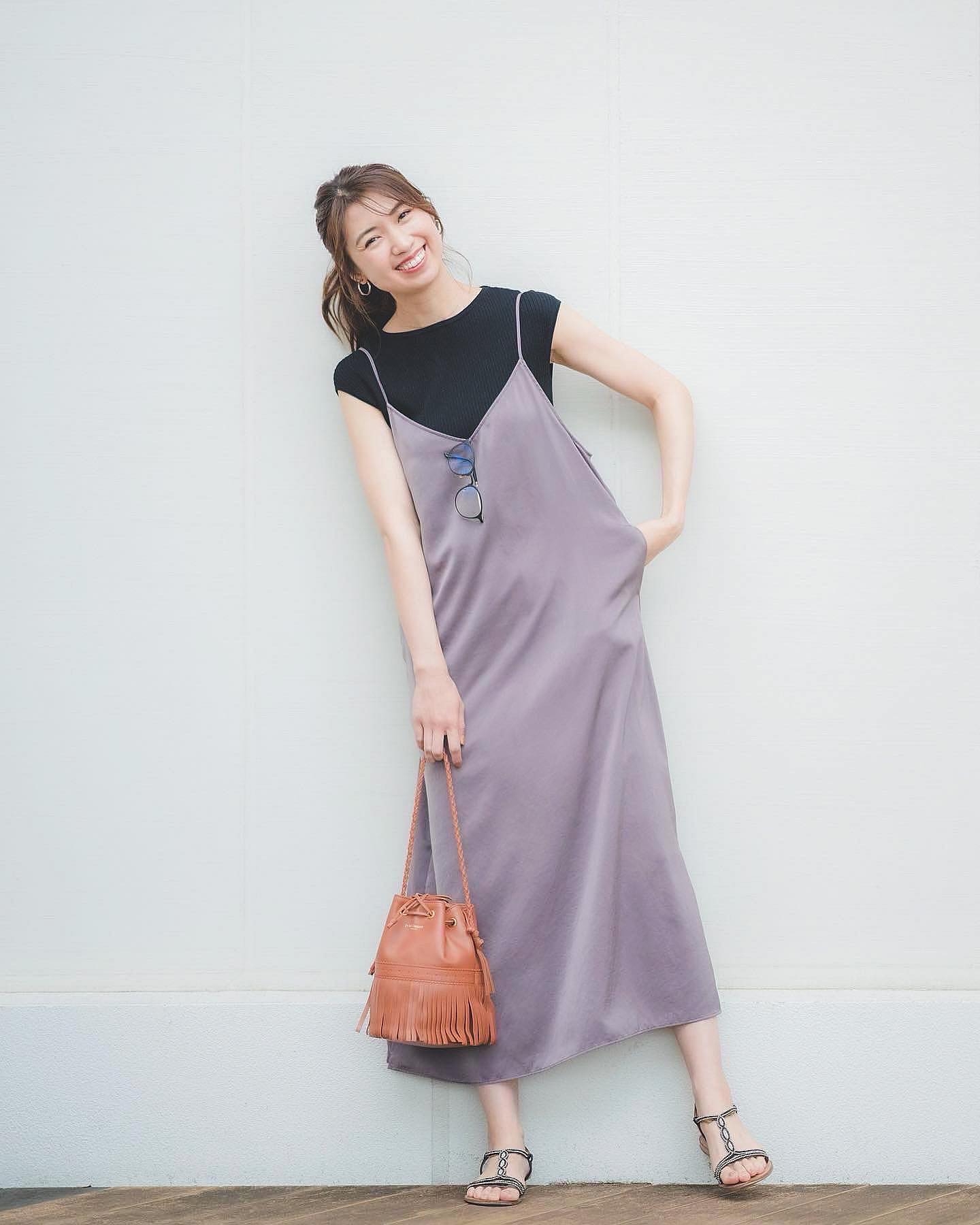 細肩帶針織搭配內搭上衣，讓穿搭做出層次感。（出自IG@mikicoco00） 