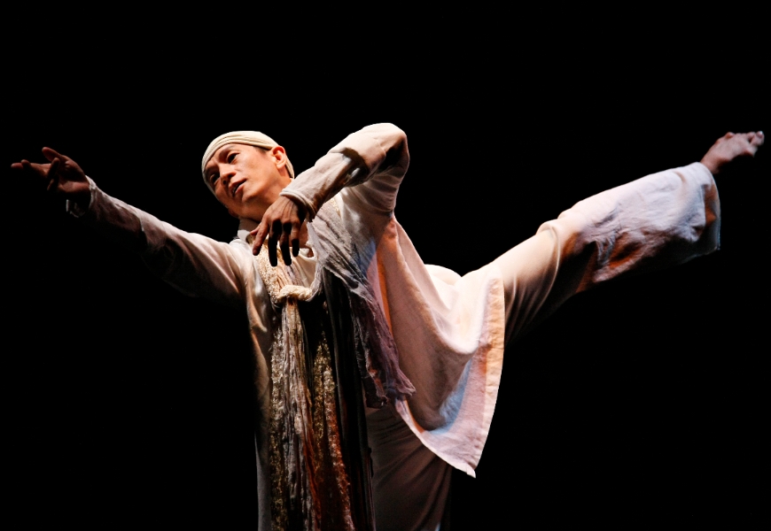 45獨舞《身體在空間裡書寫生命的詩文》，這次不挑戰體能極限，而是琢磨身體如何在動物性和神性間的轉換。（劉振祥攝）