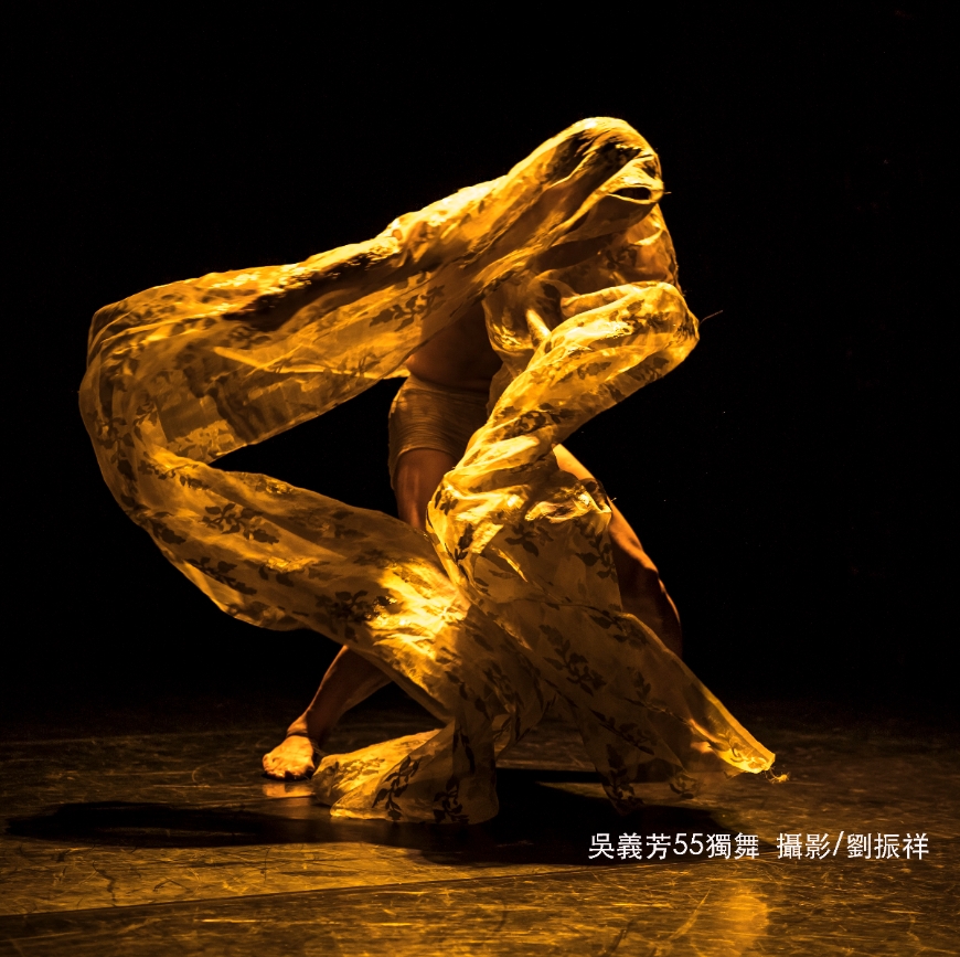 55獨舞《歲月流年循環下的舞蹈身體》，以數字12為概念，星座、生肖、12門徒、12因緣⋯⋯吳義芳一人分飾多角，既男且女，既神且鬼。（劉振祥攝）