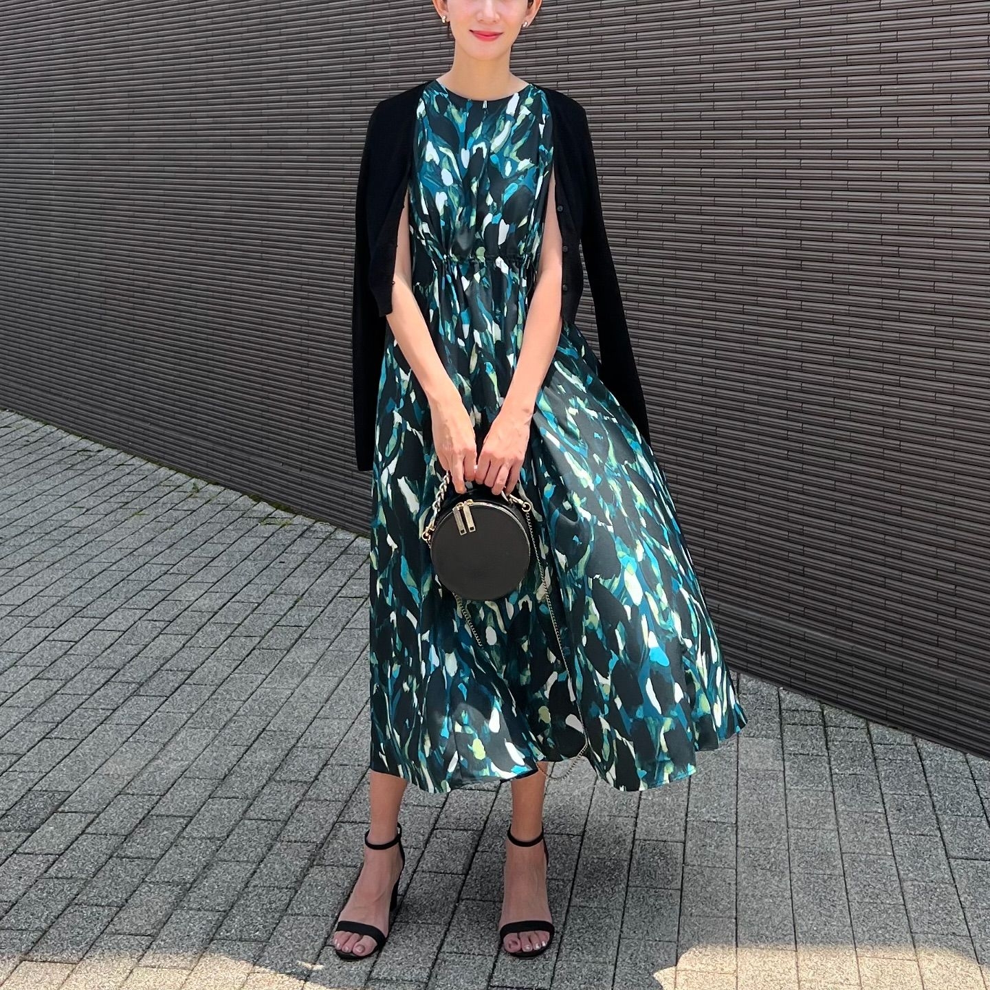 外搭針織衫或罩衫除了可以應付室內外的溫差，也是遮肉的好幫手。（出自IG@nagina001）