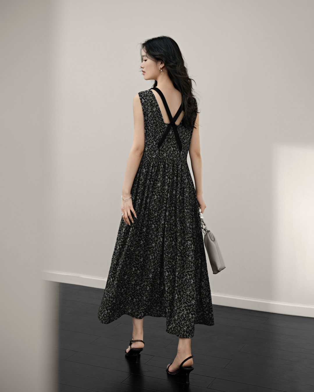 印花款式的連身裙，可以選擇較低調或是單一色系，展現成熟感。（出自IG@kuose_jp）