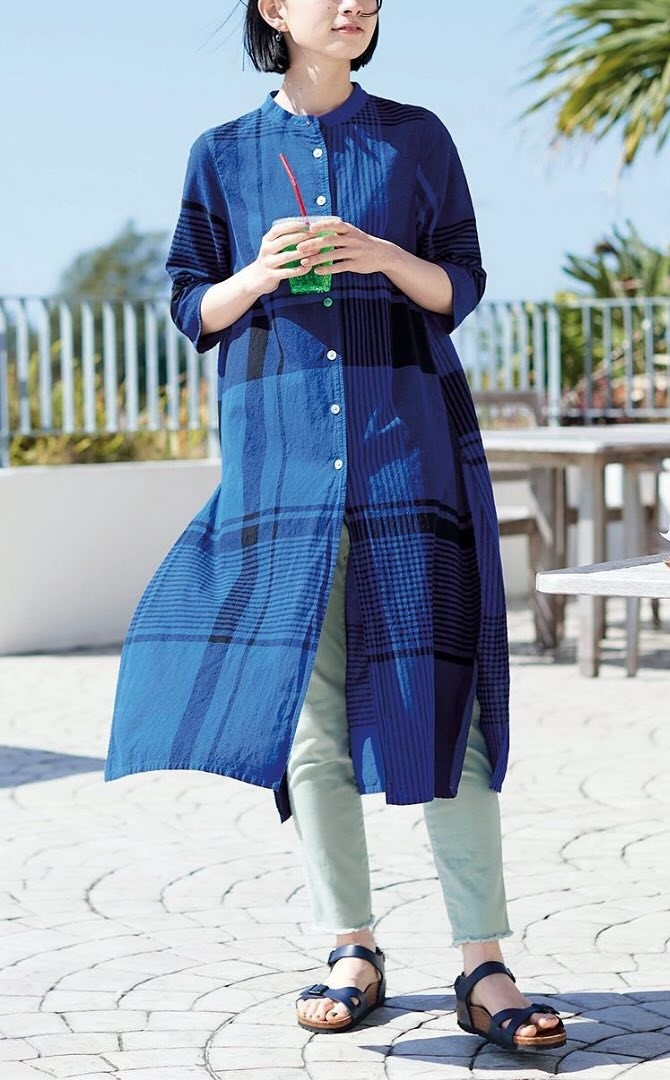 近年流行的襯衫式連身裙，可單穿也可搭配褲裝，穿搭上很實用。（出自IG@niau_felissimo）