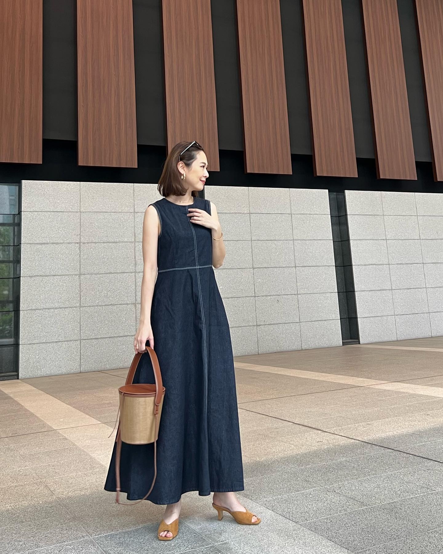 有中性帥氣感的丹寧連身裙，簡單就能穿得有型。（出自IG@maico0327）
