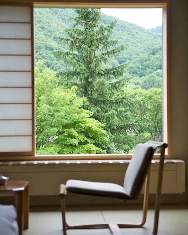 除了在房間內就可以眺望遠方山景，冰箱裡還會每日補充來自當地的特產小點心供旅客享用。（出自IG@suichokan_official）