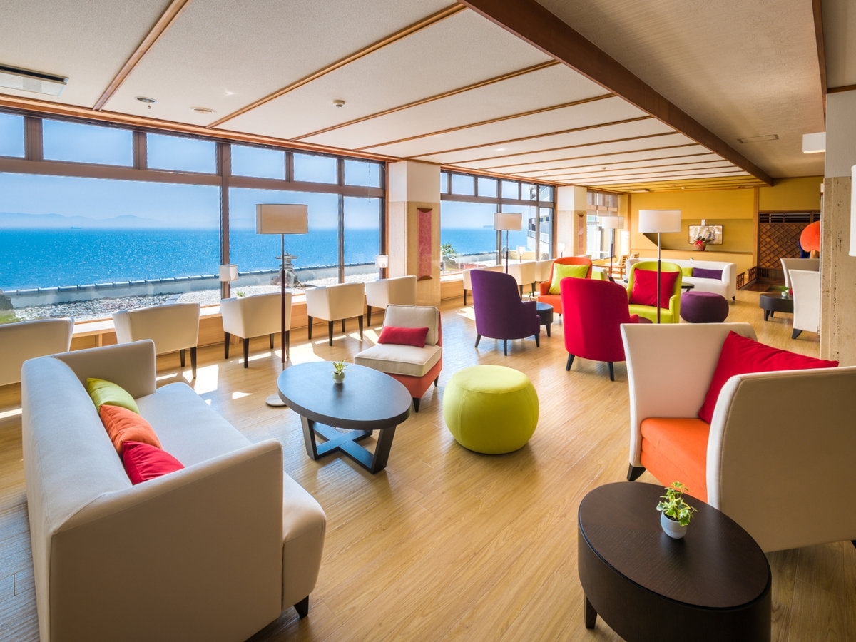 可以眺望海景的飯店大廳，用色十分鮮明可愛。（出自飯店官網） 