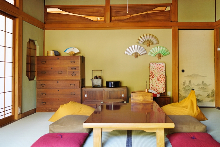 前身為老旅館的「城崎若代」，房間陳設有古色古香的雅趣。（出自飯店官網） 