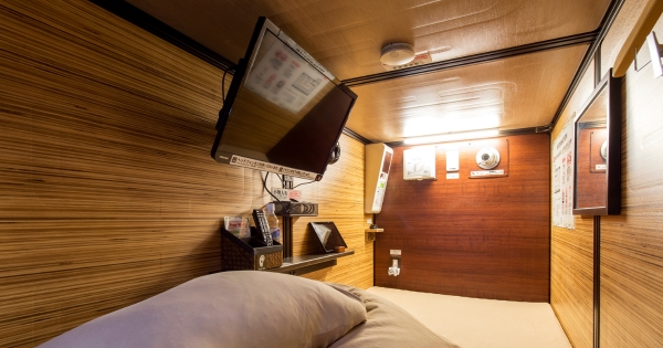 比一般膠囊旅館略寬敞的床鋪，提供更有品質的睡眠環境。（出自飯店官網）