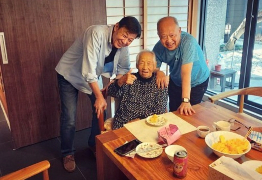 寇世勳親眼看到曹汶龍與曹奶奶的互動，深受感動。