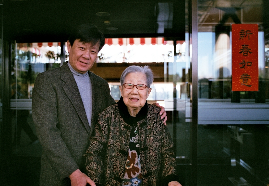 寇世勳與母親。