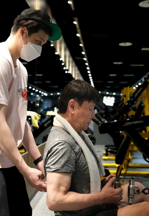 寇世勳每周到健身房3次，維持極佳體態。