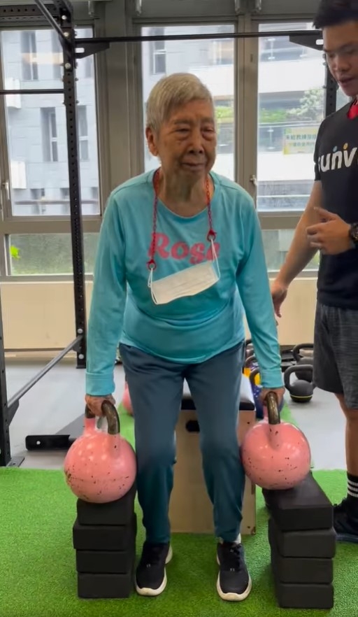 經過將近2年的訓練，張媽媽已經可以雙手各舉起8公斤壺鈴。 （圖片來源：張曼娟）