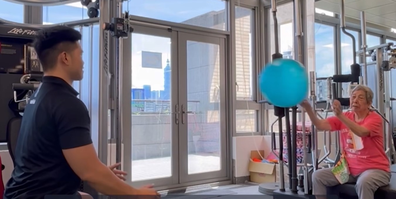 除了重訓，教練也設計課程幫助提升張媽媽手眼協調的能力。 （圖片來源：張曼娟）