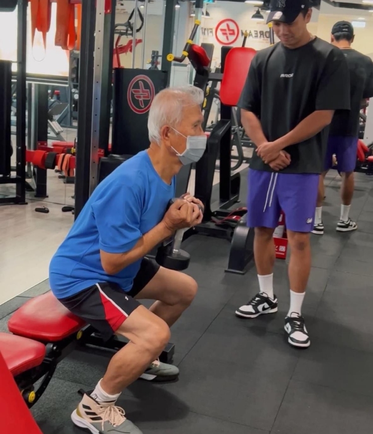 每週一次肌力訓練，有效改善陳爸爸膝蓋疼痛的困擾。（陳美彤提供） 
