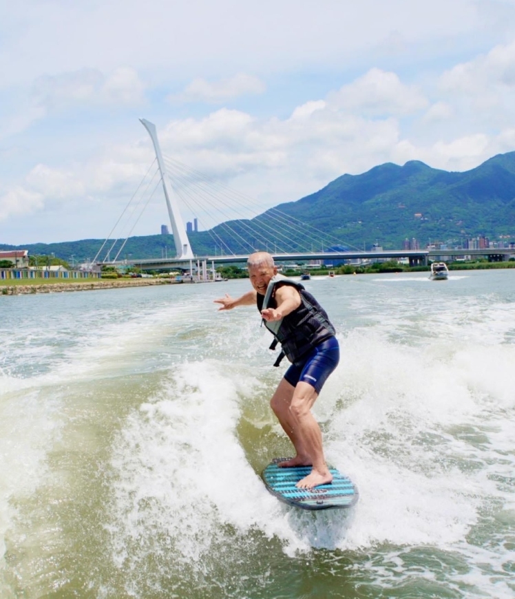 良好的肌力，讓陳爸爸得以充分享受滑水的樂趣。（陳美彤提供） 
